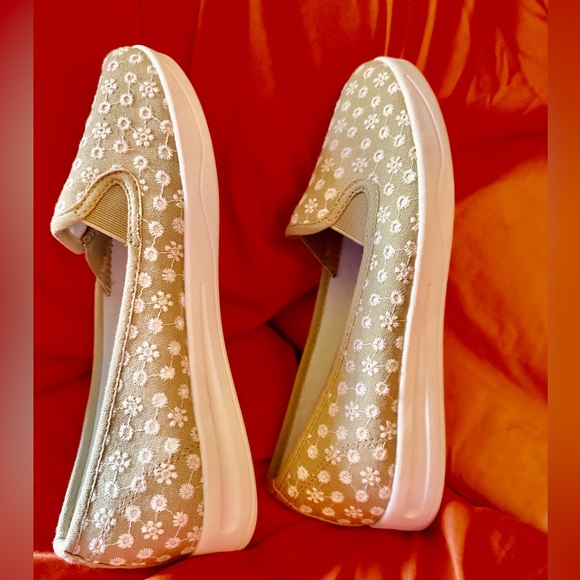 Comfortview Athletic Dottie Beige & White Eyelet Canvas Sneaker/Loafer, Size 10W - Picture 3 of 7